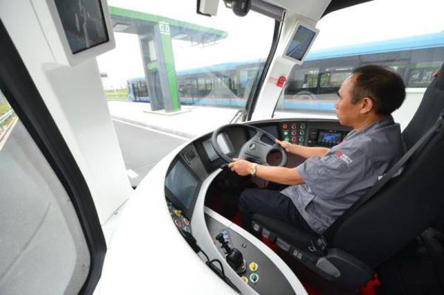 В Китае запустили трамваи на виртуальных рельсах