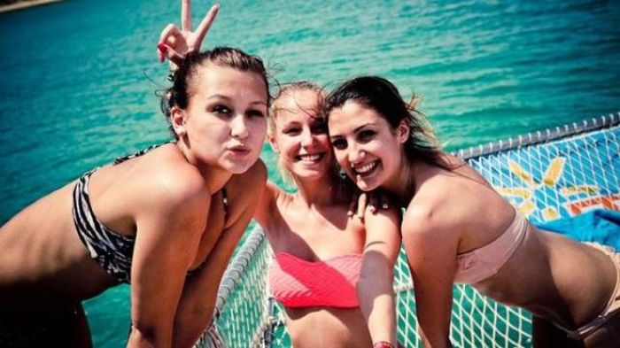 Красивые девушки с пляжей Хорватии