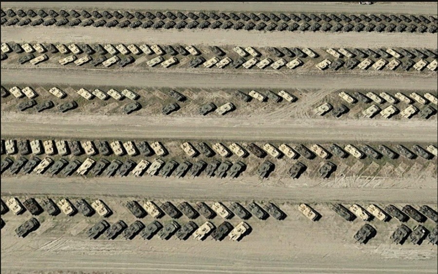 Армейские склады бронетехники в пустыне Калифорнии
