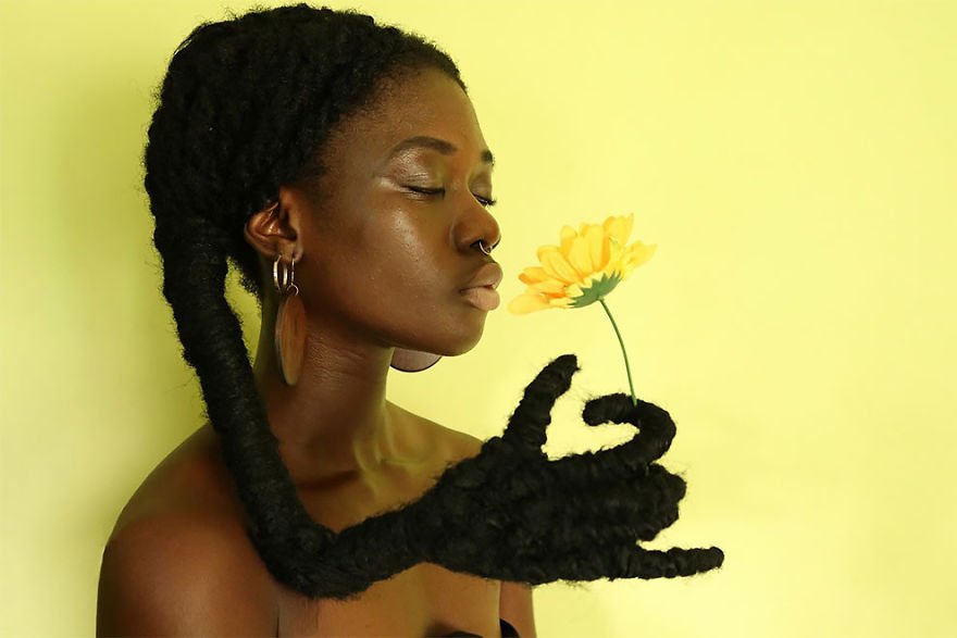Африканская художница создает арт из волос