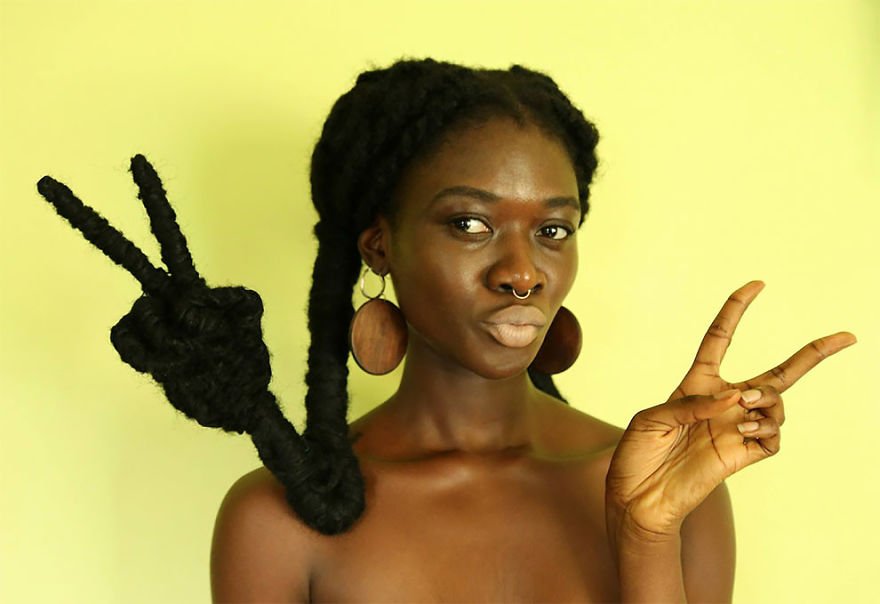 Африканская художница создает арт из волос