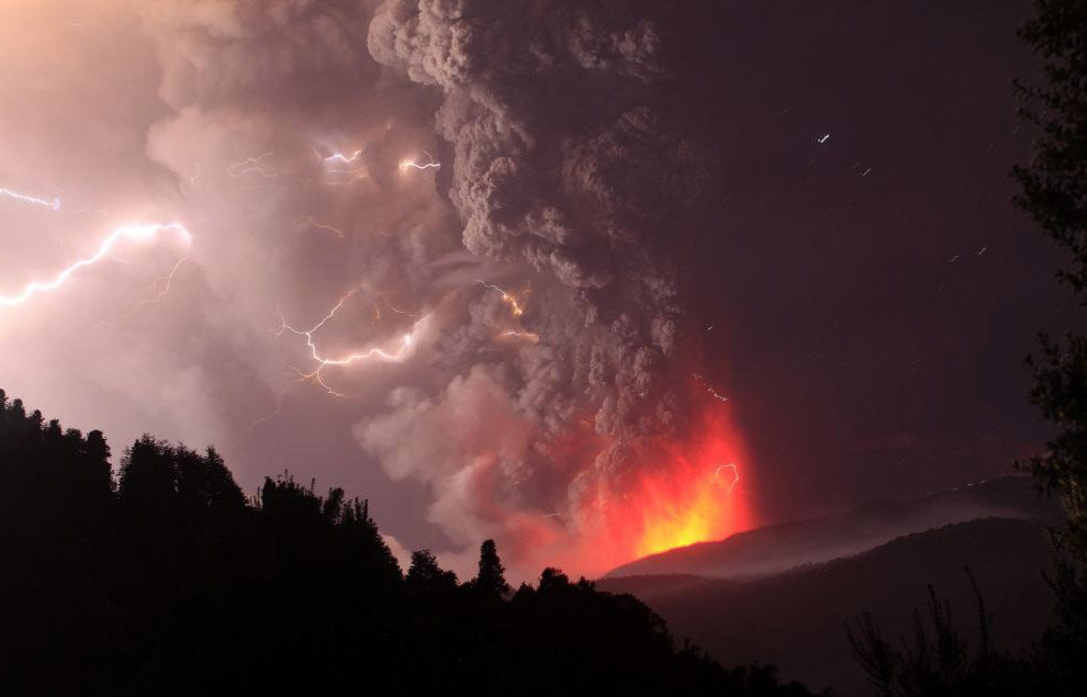 Грязные грозы: молнии во время извержения вулкана