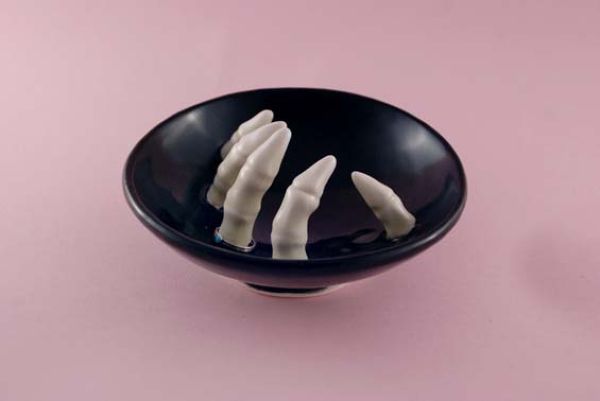 Жутковатая керамическая посуда от американской художницы