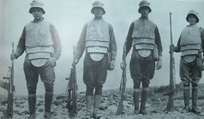Рогатые каски немецких солдат