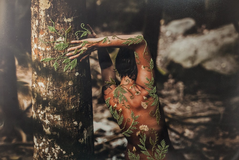 Бразильский художник совмещает фотографии с кружевной вышивкой