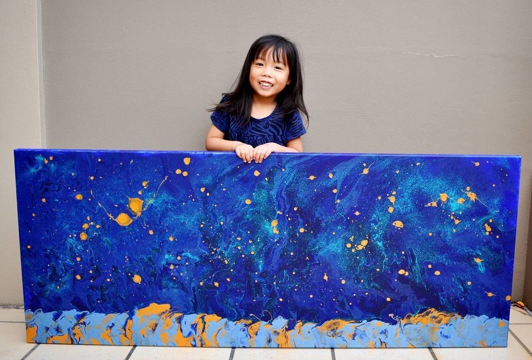 5-летняя художница помогает нуждающимся детям