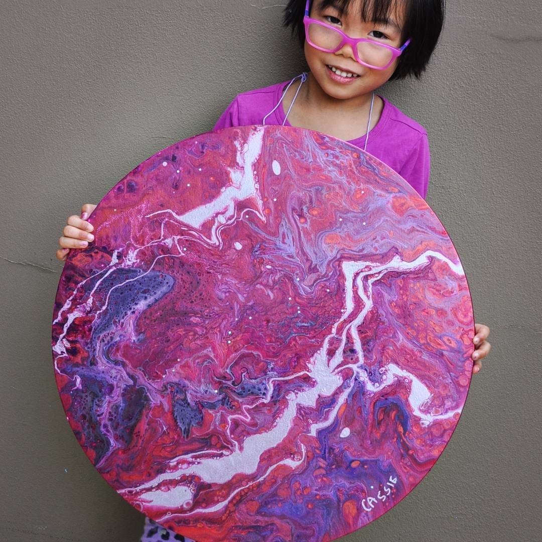 5-летняя художница помогает нуждающимся детям
