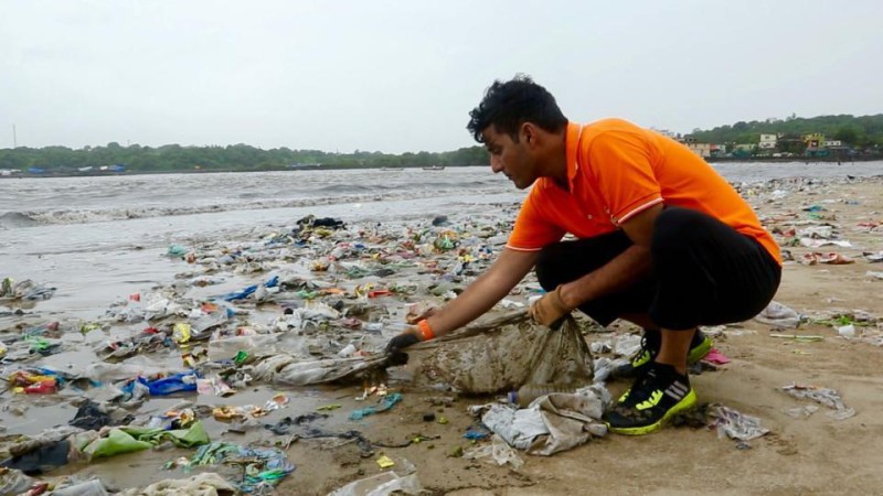 Волонтеры ликвидировали стихийную свалку на пляже Мумбая