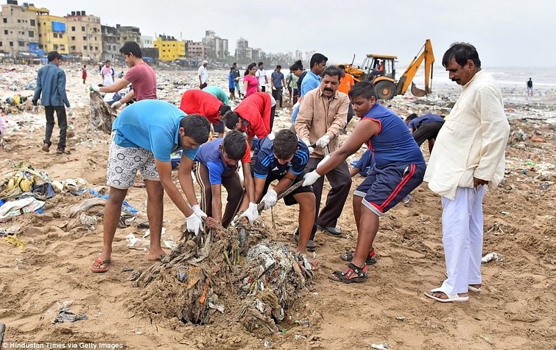 Волонтеры ликвидировали стихийную свалку на пляже Мумбая