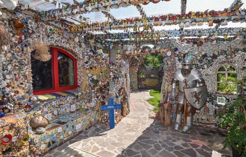 Дом-мозаика из хлама, на который автор потратил семь лет и 100 000 евро