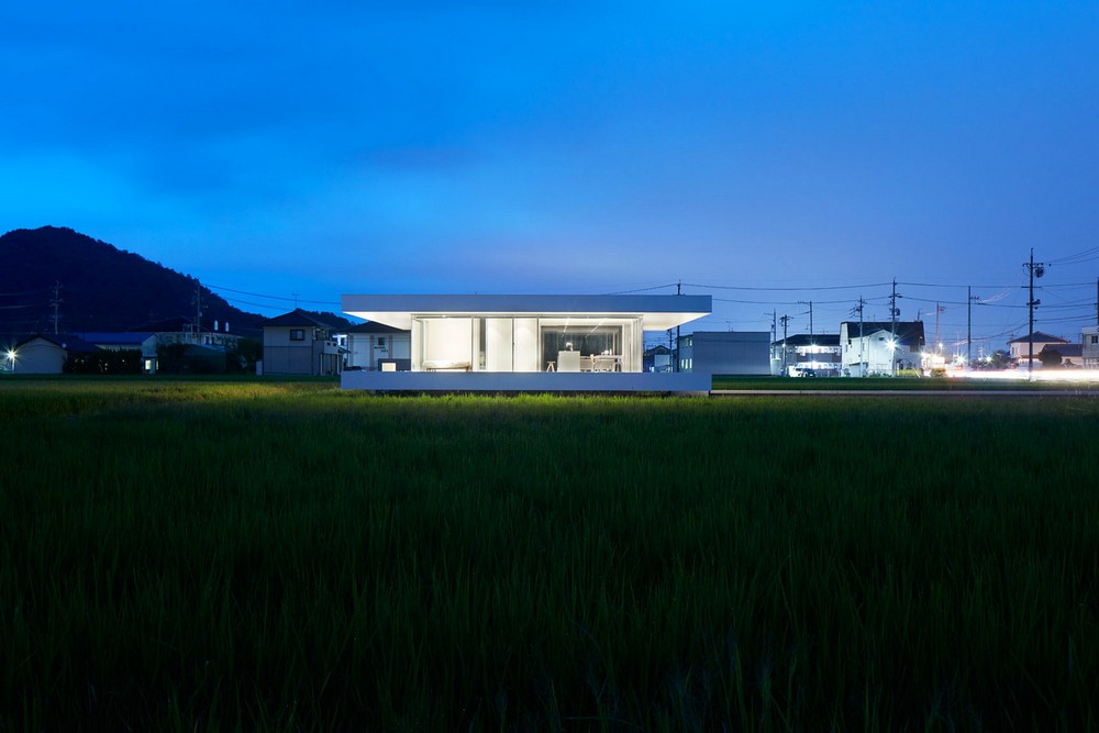 Резиденция из стекла и стали в Японии