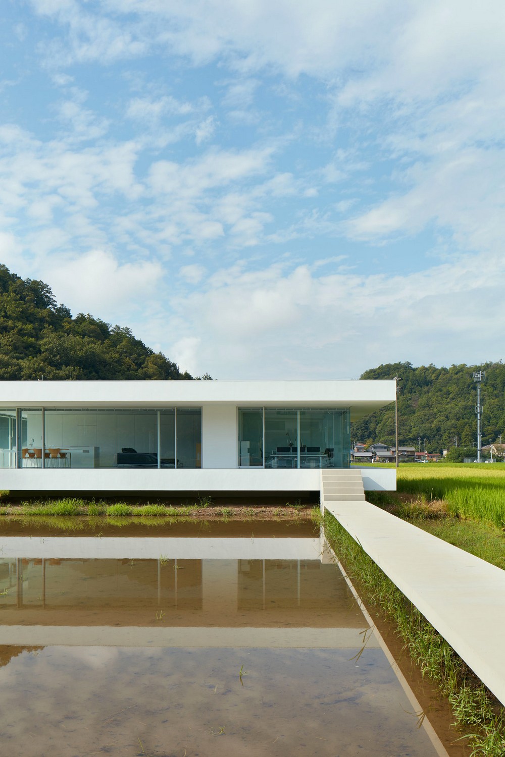 Резиденция из стекла и стали в Японии
