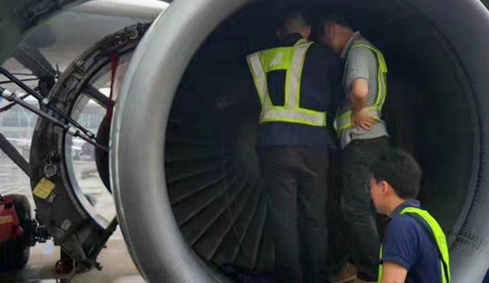В Китае пожилая пассажирка набросала монет в турбину самолета