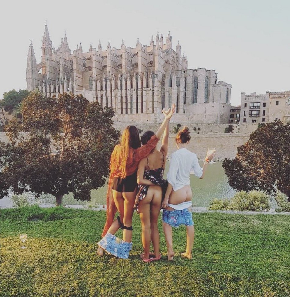 Голозадые путешественники набирают популярность в Instagram