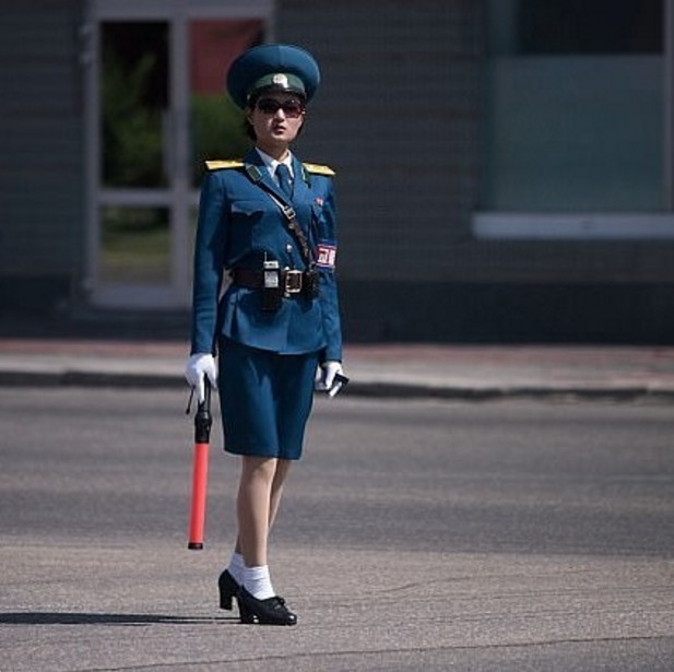Красавицы-регулировщицы в Северной Корее выходят на пенсию в 26 лет