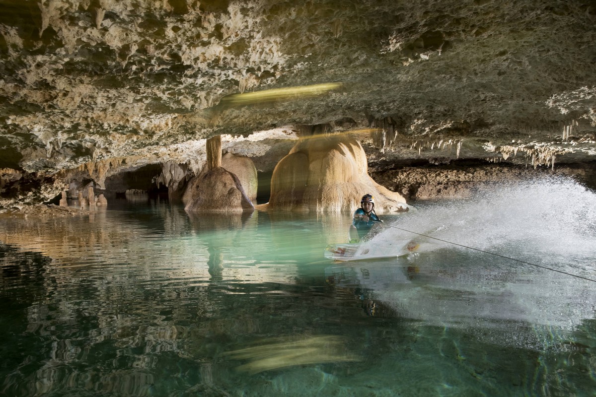 Невероятный вейкбординг в подземных пещерах