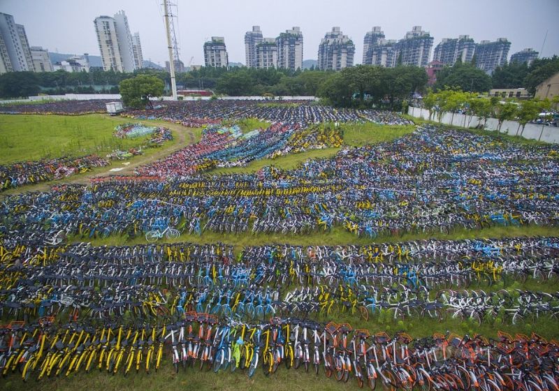 Кладбище брошенных прокатных велосипедов в Китае