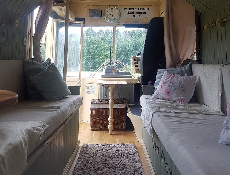 Уютный дом на колесах из старого автобуса