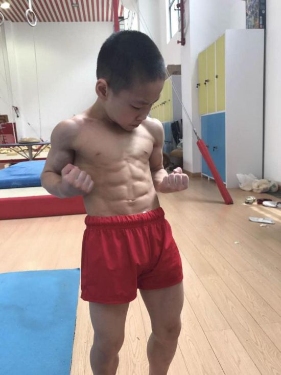 7-летний китайский мальчик поразил всех мускулистым телом