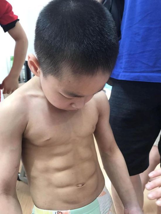7-летний китайский мальчик поразил всех мускулистым телом