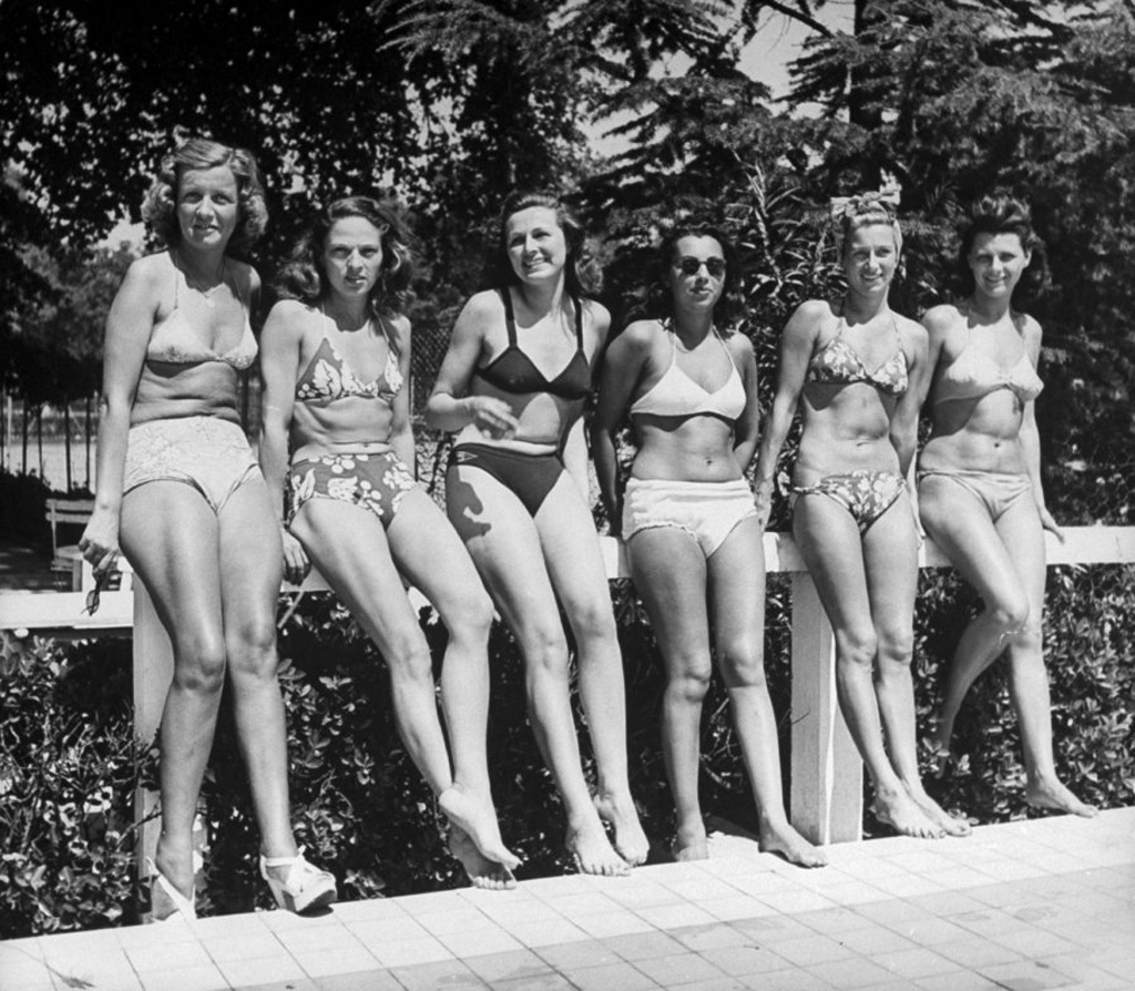 Советские женщины в купальниках
