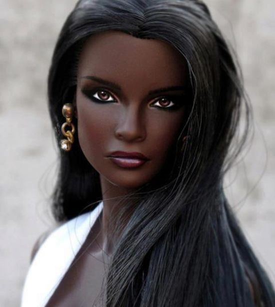 Даки Тот - темнокожая модель с внешностью куклы