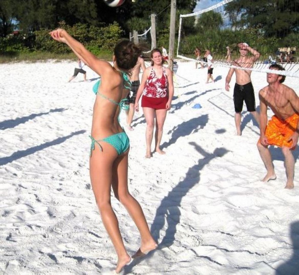 Девушки и пляжный волейбол