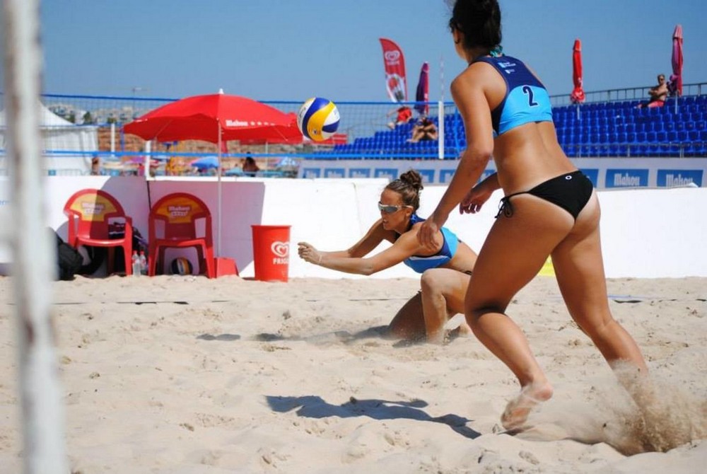 Девушки и пляжный волейбол