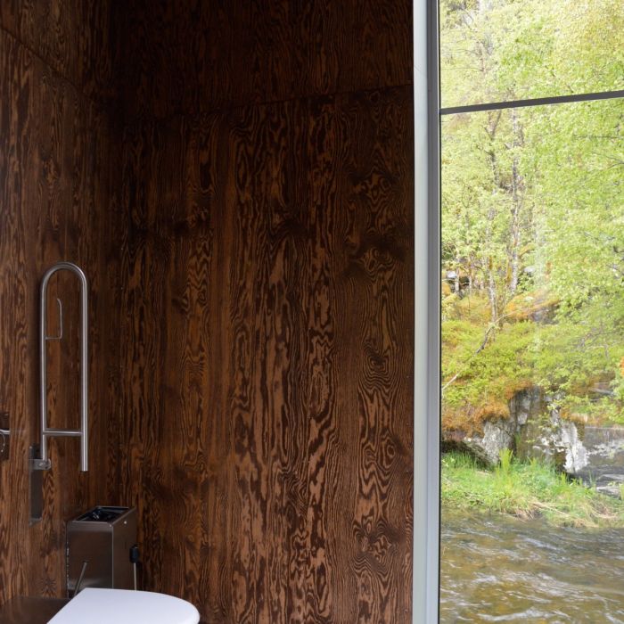Общественный туалет у норвежского водопада