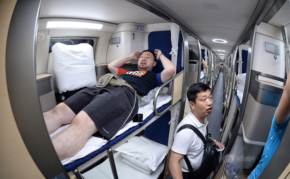 Современный плацкартный вагон в Китае