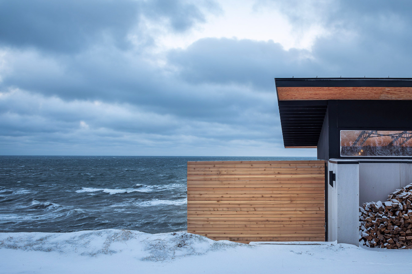 Загородный дом на берегу океана в Канаде