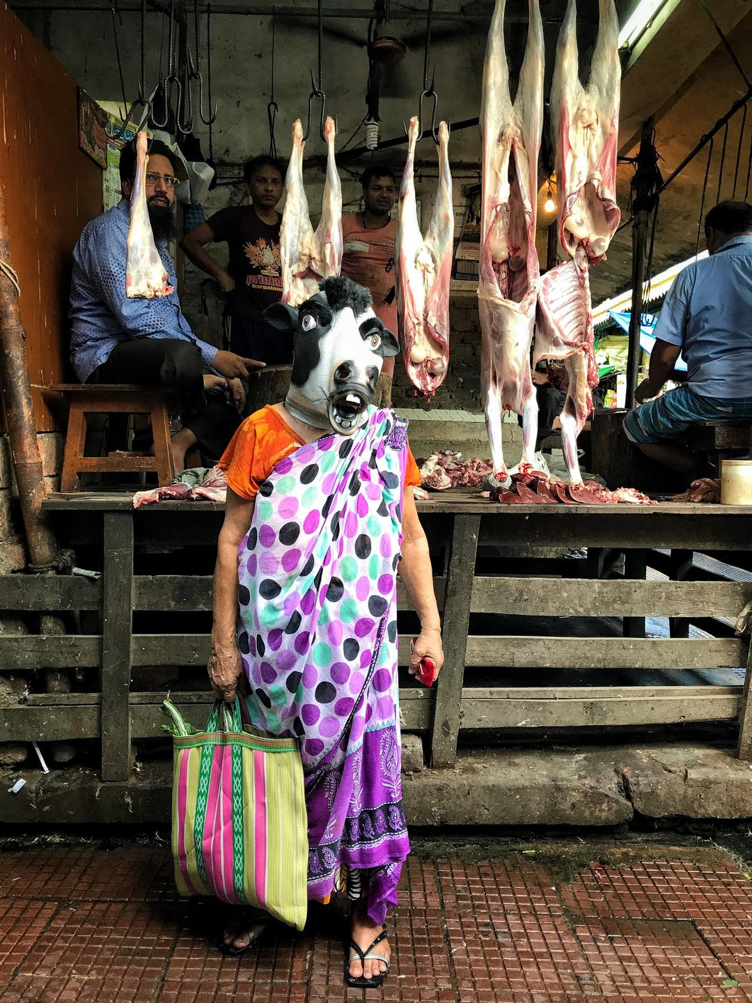 Индийские женщины фотографируются в масках коров против изнасилований