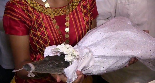 Мэр мексиканского города женился на крокодиле