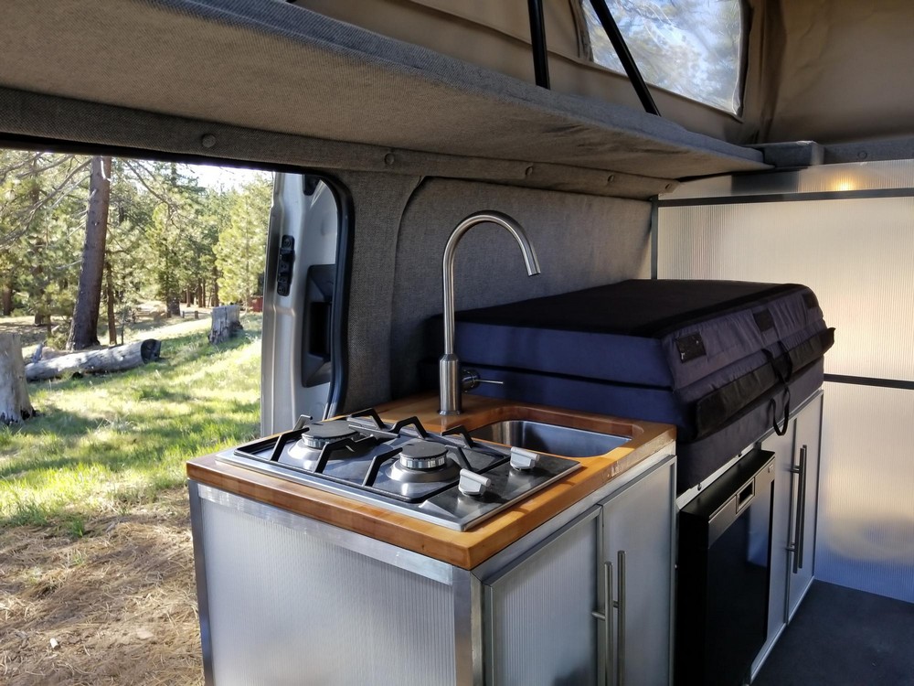 Энтузиасты превращают обычные фургоны в уютные дома на колесах
