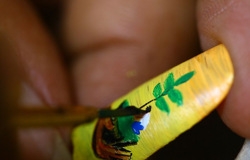 Индийский художник рисует невероятные картины на собственных обрезках ногтей