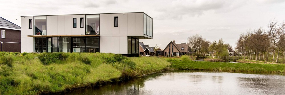 Современная вилла на берегу озера в Нидерландах