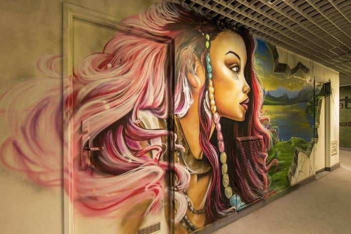 Парижское общежитие как выставка произведений уличного искусства