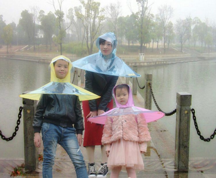 Китайские изобретатели придумали зонтик-дождевик