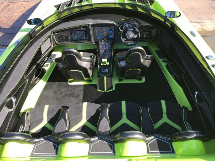 Скоростной катер в стиле Lamborghini Aventador SV в комплекте с суперкаром