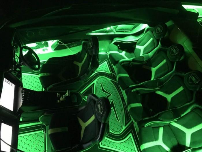 Скоростной катер в стиле Lamborghini Aventador SV в комплекте с суперкаром