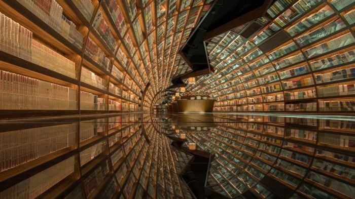 Бесконечный книжный тоннель в китайской библиотеке
