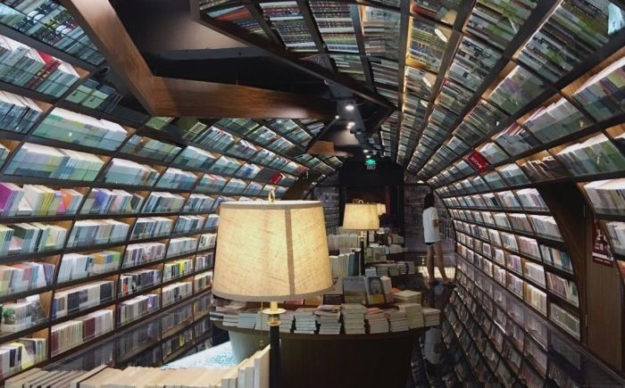 Бесконечный книжный тоннель в китайской библиотеке