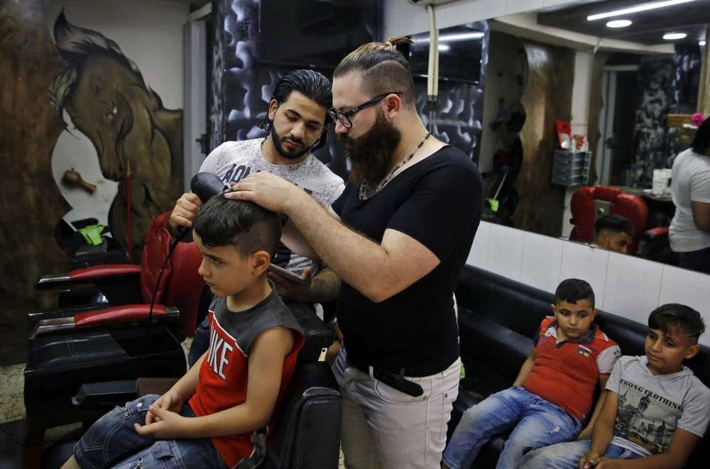 Сирийский парикмахер создает необычные портреты на головах своих клиентов
