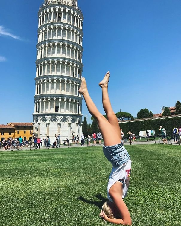 Забавные фотографии туристов на фоне Пизанской башни