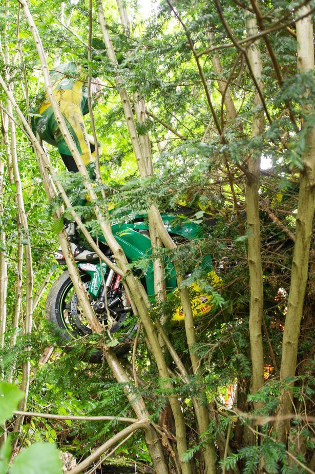 Мотоцикл выскочил из-под гонщика и залетел на дерево