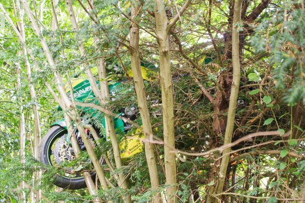 Мотоцикл выскочил из-под гонщика и залетел на дерево