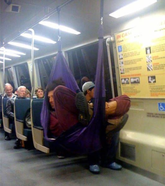 Странные пассажиры метро в разных городах мира