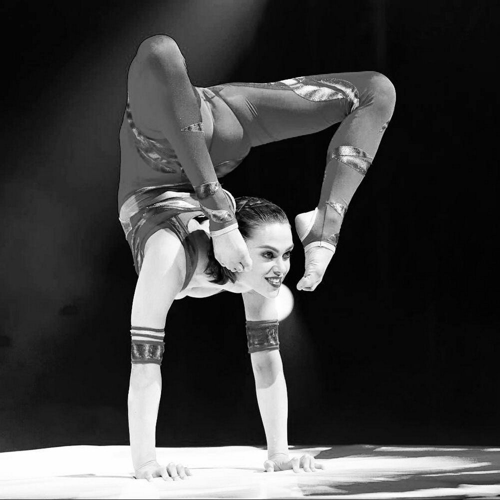 Гибкая гимнастка Нина Бурри на фото из Instagram
