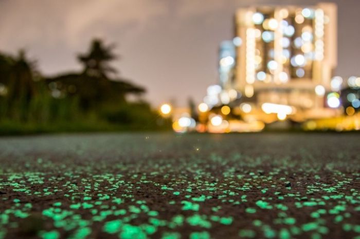 Светящийся тротуар в Сингапуре