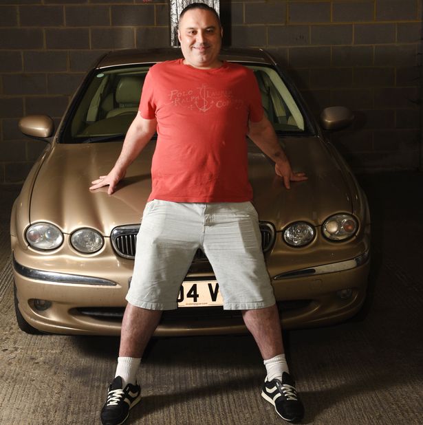 Британец искренне любит свой золотистый X-Type Jaguar
